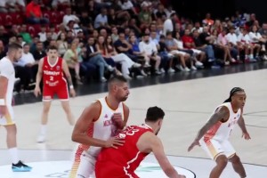 大屁股开路！申京低位坐打武切维奇强硬勾手命中