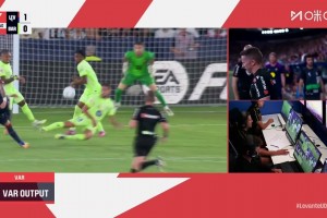 巴萨2球落后！巴尔德手球主裁查看VAR判罚点球！莫拉莱斯主罚命中