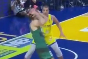 进攻中锋拿球砸自己脸，裁判吹了防守犯规，防守球员都懵逼了