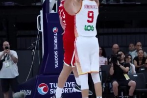 申京热身赛集锦：背身强打各种劈扣 还能封盖对手三分球