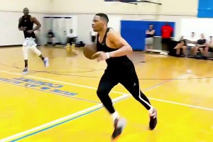 艾弗森vs威少，谁历史地位更高？杨毅：AI技术更强，威少身体更好