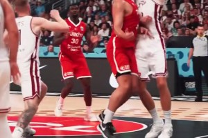 约老师都没这手？申京假手递手突破+脑后妙传助攻队友暴扣