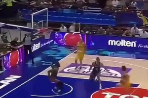 最后这个扭屁股是什么意思？球员底角空位没接到传球，然后……