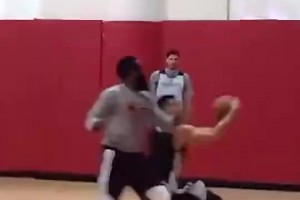 黄种人后卫天花板？林书豪火箭时期与哈登队内单挑，晃飞登哥上篮