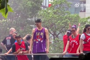 俺也是NBA冠军！19年林书豪身穿猛龙麦迪球衣，参加冠军游行