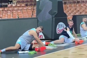 欢乐！东契奇欧锦赛训练合集：和队友做游戏＋慢动作三分！