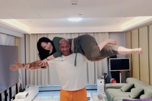 马布里和中国老婆玩睡美人挑战：这个我也行！80岁也照样举起你