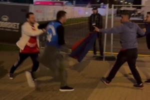 火药桶️希腊土耳其赛后双方球迷冲突！穿字母哥球衣的很猛啊