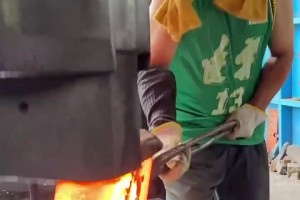 穿着郭艾伦球衣打铁？哥们你太有才啦