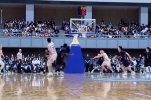 出手速度有点慢？张镇麟热身赛三分被外援大帽 对方轻松反击得分