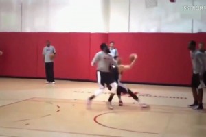 单打哈登！名场面：火箭时期林书豪队内训练用脚步晃过哈登！