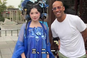 不怕回家跪搓衣板？马布里在外游玩，竟敢主动找漂亮小姐姐合影~