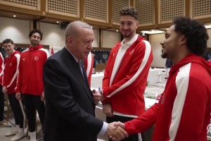 欧锦赛亚军！土耳其总统埃尔多安接见土耳其男篮全体成员