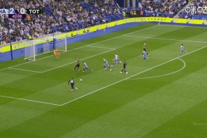 热刺扳回一球！理查利森倒地扫射击中门将破门，仍1-2落后布莱顿