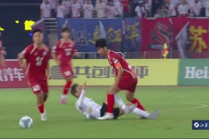 太恶劣了！苏超苏州队球员徐睿恶意蹬踏徐州球员腹部被红牌罚下