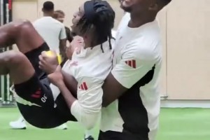 震惊！利物浦队内霸凌，老队长公然欺负刚来的新人