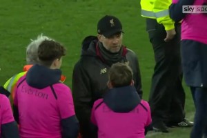 忍住了！埃弗顿球童讽刺性鼓掌让渣叔怒了