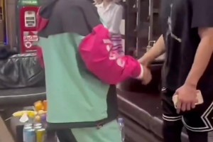 爷俩关系真好！郭艾伦一见到本山大叔，就拉着手不放了