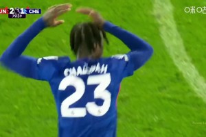 还有机会？詹姆斯助攻查洛巴头球破门，十人切尔西1-2十人曼联