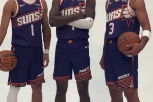 太阳队媒体日布克和两大新援杰伦格林狄龙布鲁克斯一起拍摄定妆照