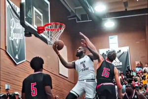 圆神传射+绝平！比赛结束时，安东尼与诺丁汉森林球员拥抱寒暄