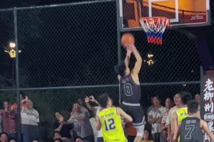 王哲林直呼内行！这位大哥快攻篮下连刷6次才投中 包括多次空篮