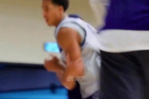 太阳队训练赛也这么硬？！狄龙•布鲁克斯这对抗强度！