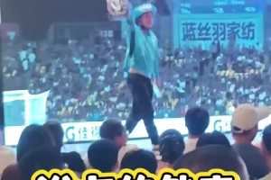 《逆行人生》现实版！外卖小哥手举外卖跑到苏超第二现场舞台中央
