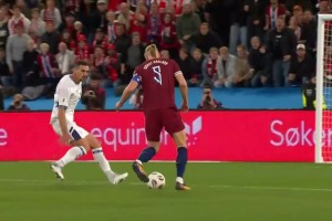 太轻松了！瑟尔洛特送助攻！哈兰德单挑后卫推射破门！