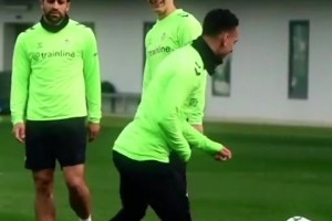 安东尼再秀“圆规”神技，不过这次队友们投来了满意的眼神