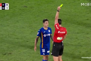 赫塔费再被罚下一人！桑克里斯放倒维尼修斯两黄变一红被罚下！