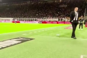 莱奥罚点时，阿莱格里背向球场踱步，球罚进后也很淡定