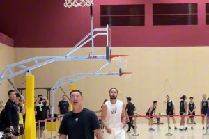 “库里投篮的准度真不开玩笑”，除了“哇”没有其他形容词了