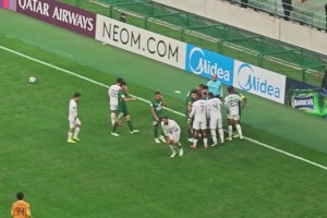 实拍：张玉宁与对手“擦枪走火”，工体现场国安球迷群情激愤