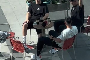 如果我走过去，说一句能请我喝一杯吗？他们会答应吗？