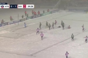 零下二度！渥太华竞技在大雪地里踢出了一记匪夷所思倒钩射门！