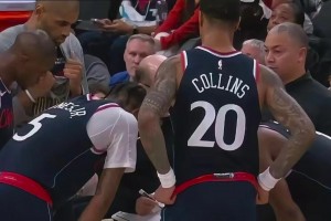 画面喜感！最后时刻，泰伦-卢将战术板交给助教范甘迪，自己站在一旁