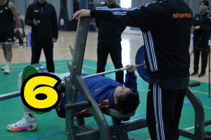 这力量什么水平？王哲林体测80KG卧推做了15个，最后看着有点悬啊