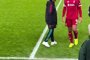 业余动作手球送点！范迪克离场时神情沉郁垂首无言