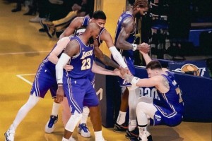 这就是老大地位！东契奇摔倒，球队另外四人一起过来将其拉起！