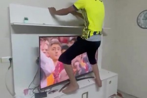 极度不雅！杜兰在第95分钟扳平比分后，费内巴切球迷激动不已…