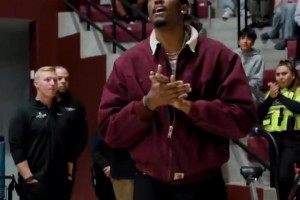 铁科密！雷霆杰伦-威廉姆斯大学24号球衣退役，父母也到场见证