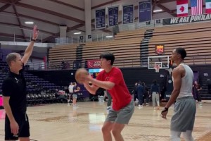 杨瀚森赛前投篮热身，备战今日发展联盟比赛！