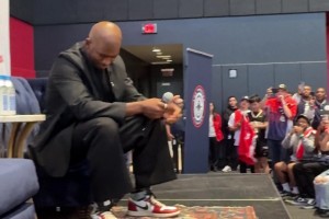 保罗此前重返快船时还被球迷热情所感动，如今却被快船无情裁掉