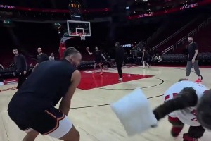 笑死！狄龙一回到休斯顿，又和火箭熊“打”起来了！